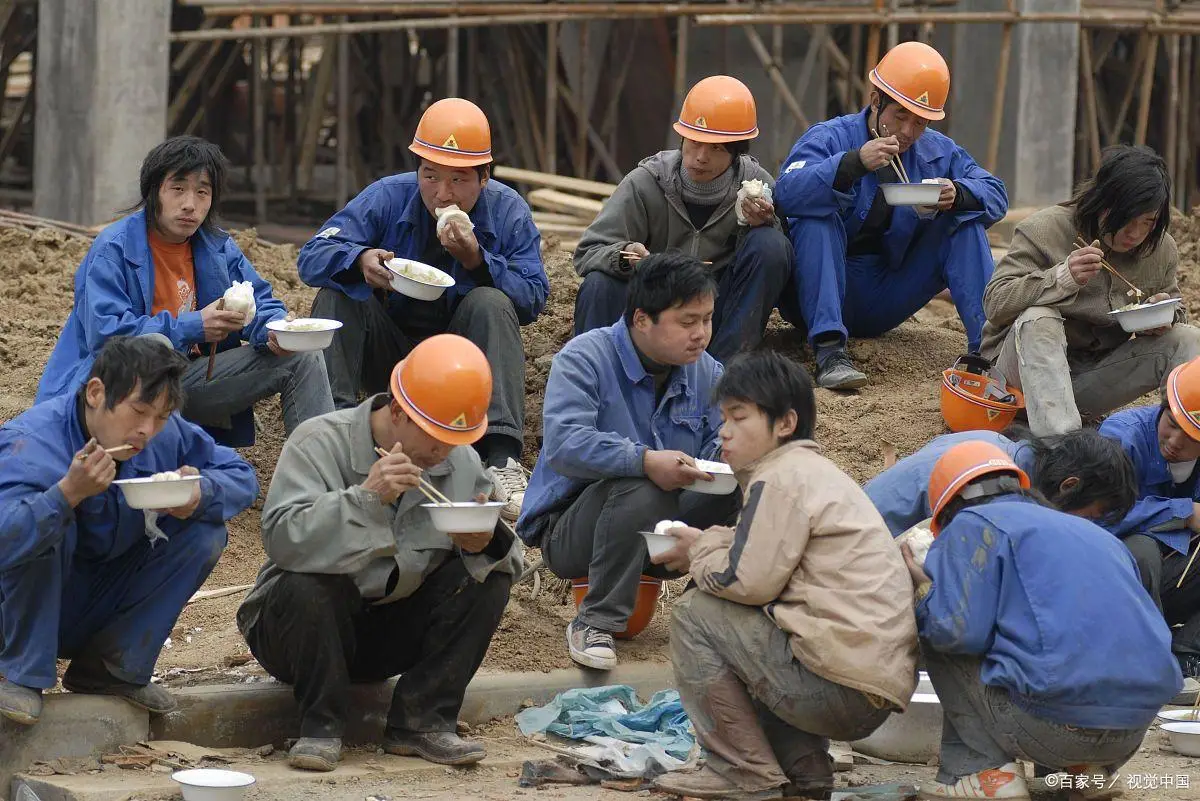 农民工省内就业趋势_农民工平均月收入5000元_现在打工进什么厂稳定收入